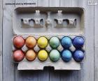 Κουτί αυγών γεμάτο με πολύχρωμα πασχαλινά αυγά